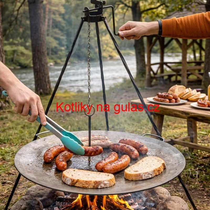 Grilovací souprava CLASSIC STEEL PRO: Trojnožka 1,2m s kladkou + Železná pánev 49 cm