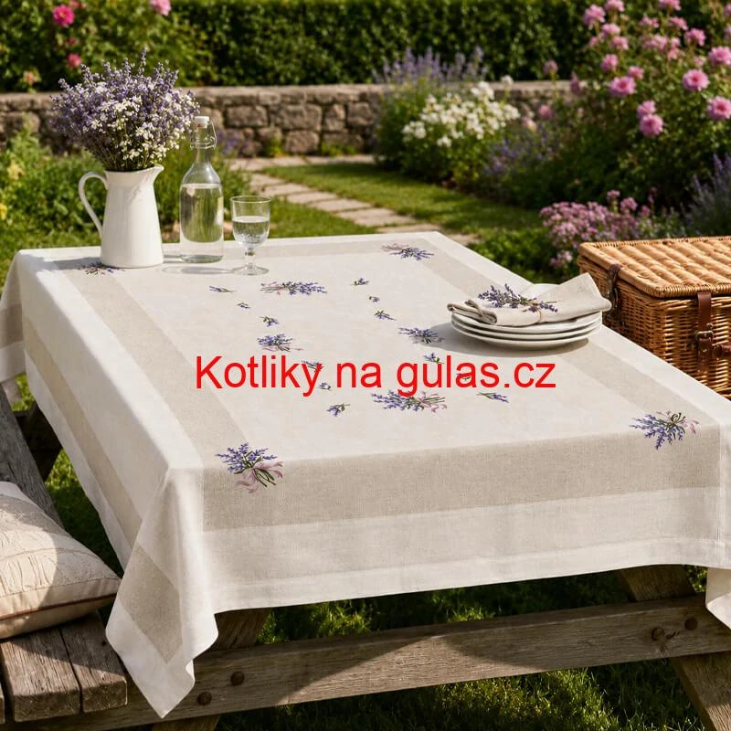 Hrubší textilní ubrus Levandule Provence 150 × 220 cm