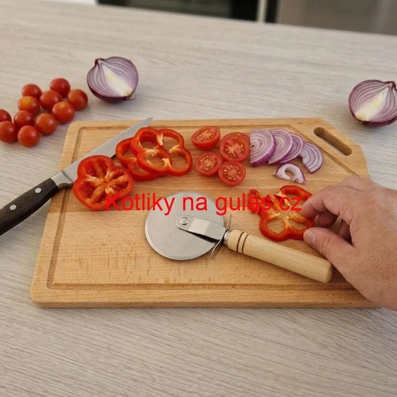 Dřevěná deska na krájení 40×25 cm s drážkou na šťávu