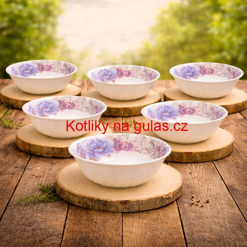 Sada 6 dřevěných podnosů z přírodního plátku dřeva s kůrou Ø 20–24 cm